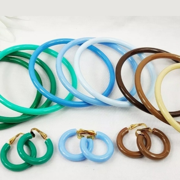 VINTAGE 1980s RETRO EARRINGS & BANGLE BRACELETS - Picture 1 of 7